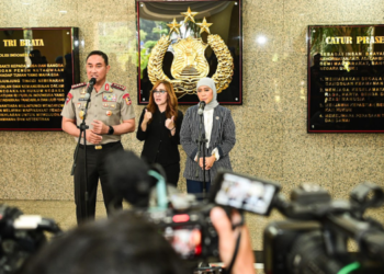 Menkomdigi Meutya Hafid bersama Kapolri Suyudi Ario Seto menyampaikan keterangan kepada awak media usai melakukan audiensi di Mabes Polri, Kebayoran Baru, Jakarta Selatan, Selasa (27/10/2026). Foto: Anhar/Komdigi