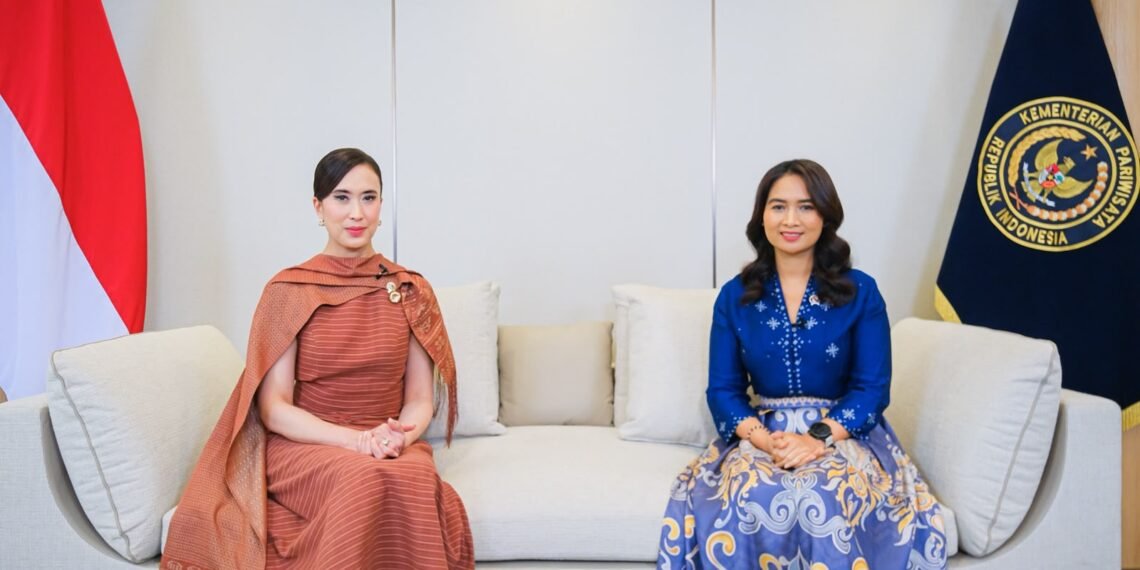 Menteri Pariwisata Widiyanti Putri Wardhana didampingi Wakil Menteri Pariwisata Ni Luh Puspa, saat menyampaikan Laporan Bulanan Kinerja Kementerian Pariwisata di Gedung Sapta Pesona, Jakarta, Kamis (8/10/2026).(Foto: Dok. Humas Kemenpar)