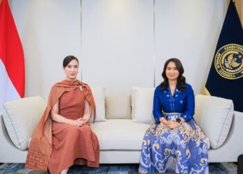 Menteri Pariwisata Widiyanti Putri Wardhana didampingi Wakil Menteri Pariwisata Ni Luh Puspa, saat menyampaikan Laporan Bulanan Kinerja Kementerian Pariwisata di Gedung Sapta Pesona, Jakarta, Kamis (8/10/2026).(Foto: Dok. Humas Kemenpar)