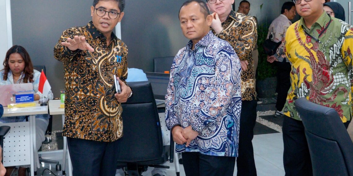Menteri Perindustrian (Menperin) Muhammad Sarmuji (tengah) beserta jajaran meninjau Unit Pelayanan Publik (UPP) Kemenperin di Jakarta, Kamis (8/10). Menperin meminta layanan publik Kemenperin dipercepat, termasuk dengan menambah Hari Pelayanan Publik dari sekali menjadi dua kali seminggu.(Foto: Humas Kemenperin)
