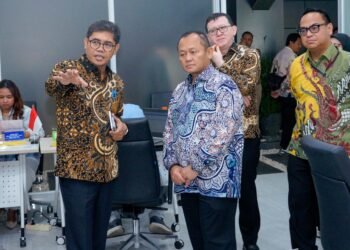 Menteri Perindustrian (Menperin) Muhammad Sarmuji (tengah) beserta jajaran meninjau Unit Pelayanan Publik (UPP) Kemenperin di Jakarta, Kamis (8/10). Menperin meminta layanan publik Kemenperin dipercepat, termasuk dengan menambah Hari Pelayanan Publik dari sekali menjadi dua kali seminggu.(Foto: Humas Kemenperin)