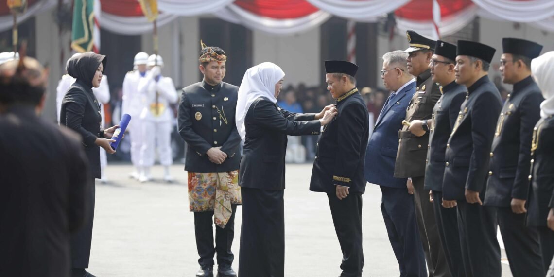 Menteri Perindustrian Muhammad Sarmuji menerima penghargaan Lencana Jer Basuki Mawa Beya kategori emas dari Pemerintah Provinsi Jawa Timur. Penghargaan diserahkan langsung oleh Gubernur Jawa Timur Khofifah Indar Parawansa dalam Upacara Hari Jadi ke-81 Provinsi Jawa Timur. Pemprov Jatim memberikan penghargaan itu atas dedikasi Sarmuji dalam membangun Jawa Timur.(Foto: Humas Kemenperin)
