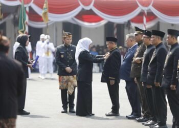 Menteri Perindustrian Muhammad Sarmuji menerima penghargaan Lencana Jer Basuki Mawa Beya kategori emas dari Pemerintah Provinsi Jawa Timur. Penghargaan diserahkan langsung oleh Gubernur Jawa Timur Khofifah Indar Parawansa dalam Upacara Hari Jadi ke-81 Provinsi Jawa Timur. Pemprov Jatim memberikan penghargaan itu atas dedikasi Sarmuji dalam membangun Jawa Timur.(Foto: Humas Kemenperin)