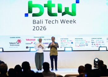 Menkomdigi Meutya Hafid berfoto dan Menteri Komunikasi Malaysia Fahmi Fadzil berfoto bersama dalam rangkaian kegiatan hari kedua Bali Tech Week 2026 di Denpasar, Bali, Selasa (20/10/2026). Foto: Anhar/Komdigi