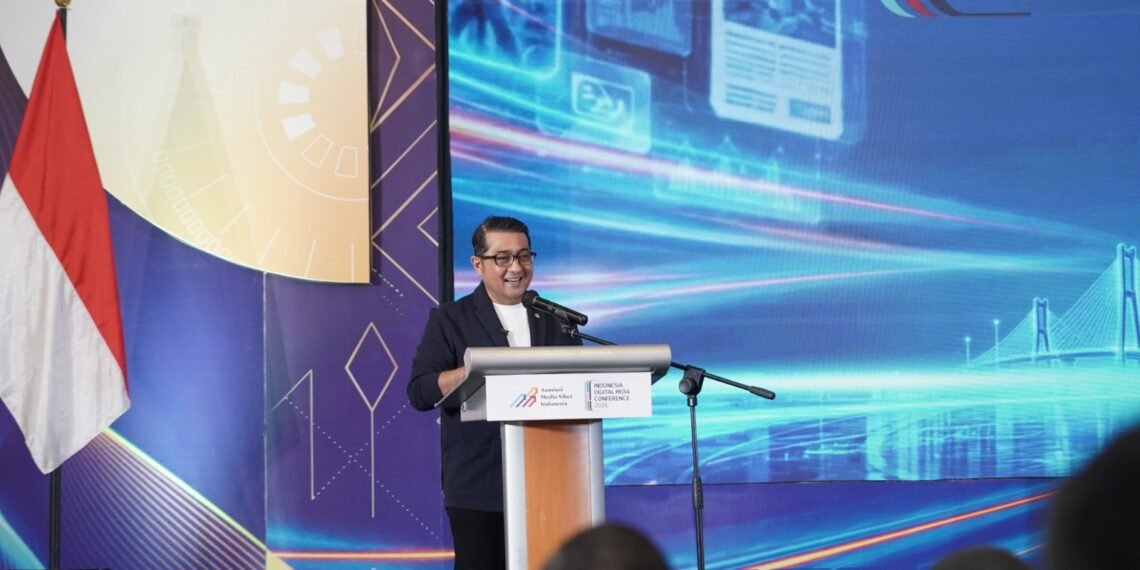 Menteri Ekonomi Kreatif sekaligus Kepala Badan Ekonomi Kreatif RI, Teuku Riefky Harsya, menyampaikan sambutan kunci pada Indonesia Digital Media Conference (IDMC) 2026 di Surabaya, Rabu (28/10).