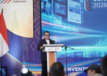 Menteri Ekonomi Kreatif sekaligus Kepala Badan Ekonomi Kreatif RI, Teuku Riefky Harsya, menyampaikan sambutan kunci pada Indonesia Digital Media Conference (IDMC) 2026 di Surabaya, Rabu (28/10).