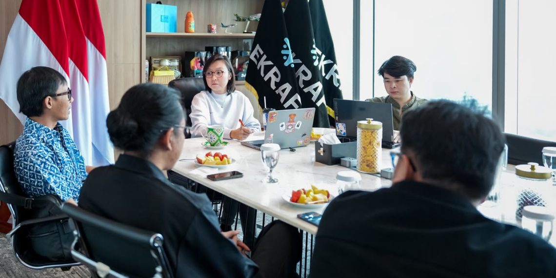 Wakil Menteri Ekonomi Kreatif / Wakil Kepala Badan Ekonomi Kreatif (Ekraf), Irene Umar bersama Raphael Donny membahas dan menegaskan seni video mapping sebagai salah satu konten digital yang diproyeksikan menjadi mesin pertumbuhan baru ekonomi kreatif nasional. Jakarta, Rabu (7/10/2026).(Foto: Dok. Biro Komunikasi Kementerian Ekonomi Kreatif/Badan Ekonomi Kreatif.)