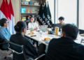 Wakil Menteri Ekonomi Kreatif / Wakil Kepala Badan Ekonomi Kreatif (Ekraf), Irene Umar bersama Raphael Donny membahas dan menegaskan seni video mapping sebagai salah satu konten digital yang diproyeksikan menjadi mesin pertumbuhan baru ekonomi kreatif nasional. Jakarta, Rabu (7/10/2026).(Foto: Dok. Biro Komunikasi Kementerian Ekonomi Kreatif/Badan Ekonomi Kreatif.)