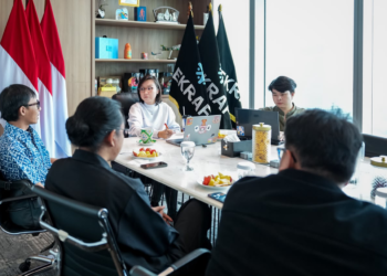 Wakil Menteri Ekonomi Kreatif / Wakil Kepala Badan Ekonomi Kreatif (Ekraf), Irene Umar bersama Raphael Donny membahas dan menegaskan seni video mapping sebagai salah satu konten digital yang diproyeksikan menjadi mesin pertumbuhan baru ekonomi kreatif nasional. Jakarta, Rabu (7/10/2026).(Foto: Dok. Biro Komunikasi Kementerian Ekonomi Kreatif/Badan Ekonomi Kreatif.)