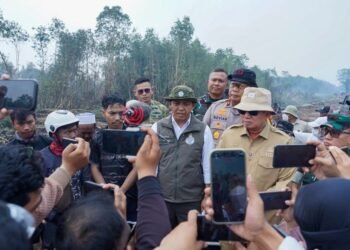 Menteri Kehutanan Raja Juli Antoni (tengah) memberikan keterangan kepada media terkait karhutla.(Foto: Humas Kemenhut)
