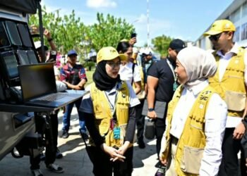 Menkomdigi Meutya Hafid didampingi Staf Khusus Menteri Alfreno Kautsar Ramadan saat meninjau dan mengecek kesiapan layanan frekuensi jelang perhelatan MotoGP 2026 Mandalika di Sirkuit Mandalika, Lombok Tengah, Nusa Tenggara Barat, Kamis (08/10/2026). Foto: Ahmad Tri Hawaari/Komdigi
