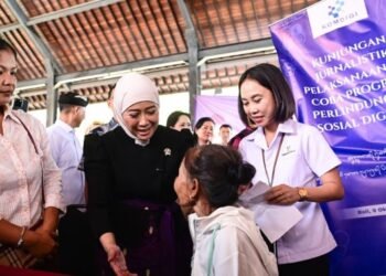 Menkomdigi Meutya Hafid berdialog dengan warga penerima bantuan Perlinsos saat meninjau pelaksanaan Uji Coba Program Perlindungan Sosial Digital di Kabupaten Badung, Bali, Jumat (09/10/2026). Foto: Anhar/Komdigi