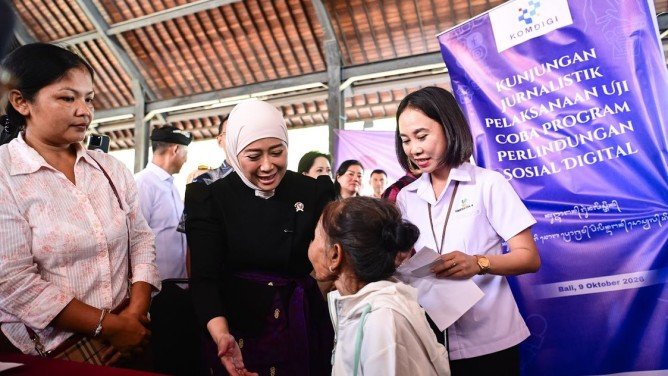 Menkomdigi Meutya Hafid berdialog dengan warga penerima bantuan Perlinsos saat meninjau pelaksanaan Uji Coba Program Perlindungan Sosial Digital di Kabupaten Badung, Bali, Jumat (09/10/2026). Foto: Anhar/Komdigi