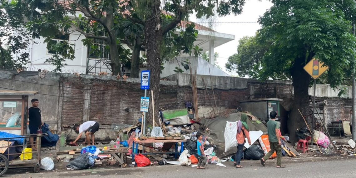 Pedagang membongkar sendiri lapak mereka di Cihapit.(Foto: Humas Pemkot Bandung)