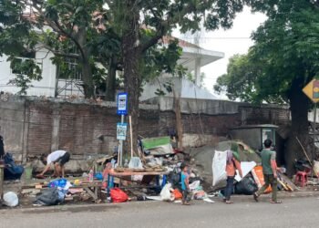 Pedagang membongkar sendiri lapak mereka di Cihapit.(Foto: Humas Pemkot Bandung)