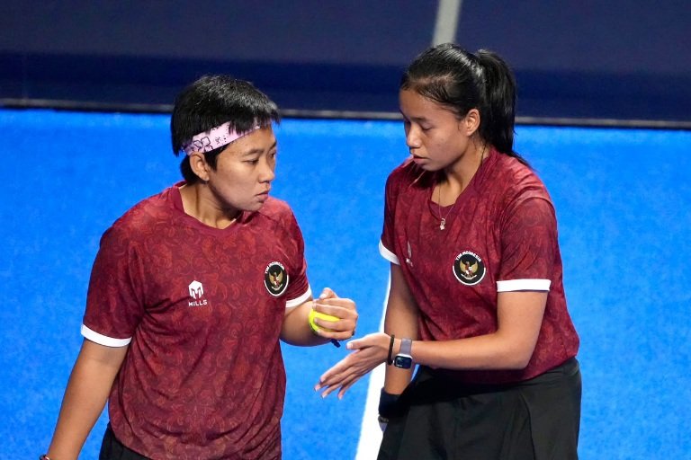 Pasangan ganda putri padel Indonesia, Fadona dan Fitriani sukses melangkah ke babak final nomor women’s pairs Asian Games 2026 di Nagoya City Higashi Sports Center, Jumat (2/10). (foto:Gilang/kemenpora.go.id)