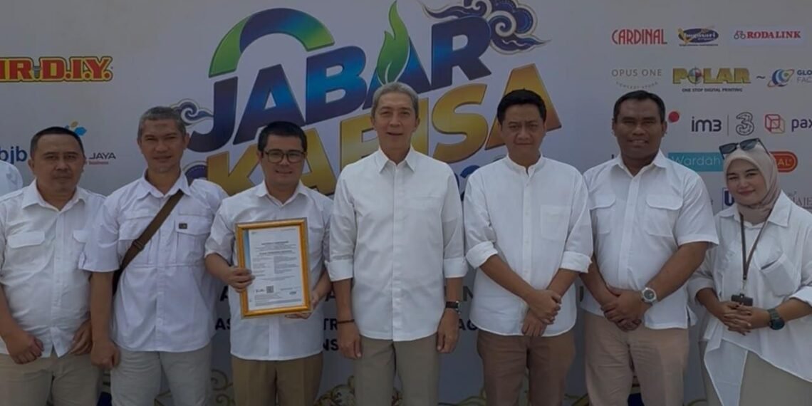 Wali Kota Bogor Dedie A. Rachim berfoto bersama jajaran di Bandung. Pasar Gembrong Kota Bogor menerima sertifikat Standar Nasional Indonesia (SNI) untuk pasar rakyat dari Pemprov Jabar.(Foto: Humas Pemkot Bogor)