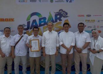 Wali Kota Bogor Dedie A. Rachim berfoto bersama jajaran di Bandung. Pasar Gembrong Kota Bogor menerima sertifikat Standar Nasional Indonesia (SNI) untuk pasar rakyat dari Pemprov Jabar.(Foto: Humas Pemkot Bogor)