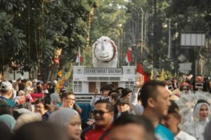 Pemerintah Kota (Pemkot) Bandung menutup rangkaian Hari Jadi ke-216 Kota Bandung (HJKB) dengan menghadirkan Pawai Jampana yang mengangkat kearifan lokal dan kreativitas masyarakat.(Foto: Humas Pemkot Bandung)