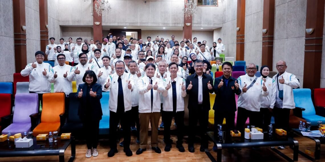 Sekretaris Daerah Kota Bandung, Iskandar Zulkarnain, yang juga Chief of Mission Kontingen Kota Bandung, melepas kontingen Kota Bandung menuju Porprov Jabar 2026.(Foto: Humas Pemkot Bandung)