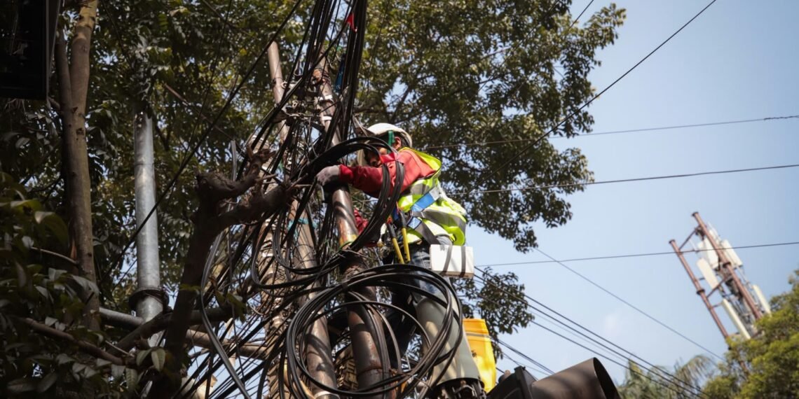 Sebagian layanan internet mati akibat pembenahan kabel udara.(Foto: Humas Pemkot Bandung)