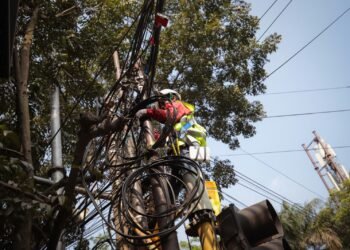 Sebagian layanan internet mati akibat pembenahan kabel udara.(Foto: Humas Pemkot Bandung)