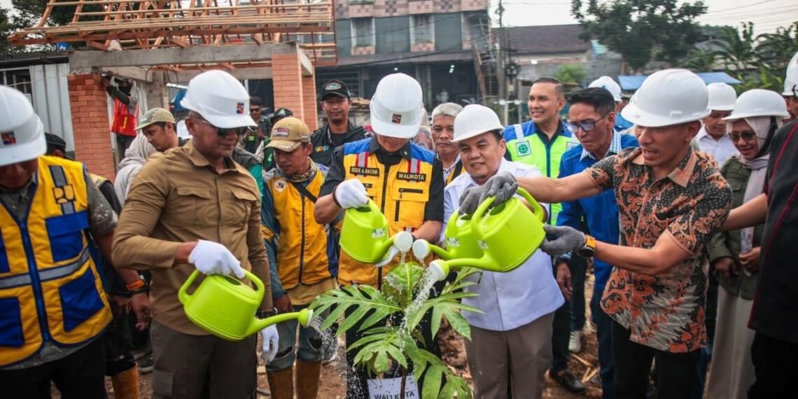 Penanaman pohon di pembangunan trase baru Jalan Saleh Danasasmita, Jumat (9/10/2026).(Foto: Diskominfo Kota Bogor)