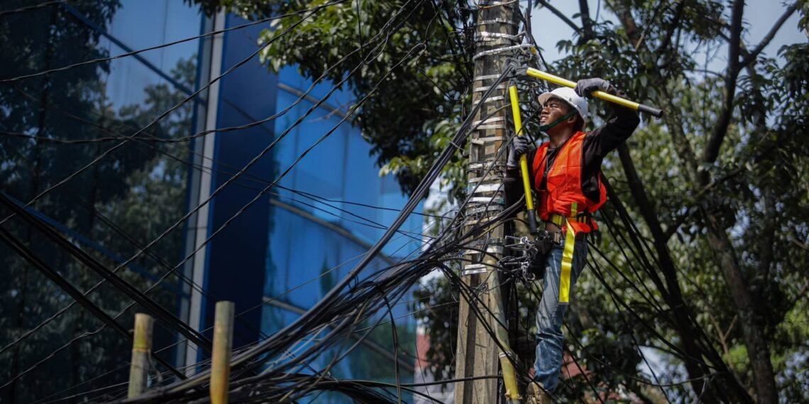 Penataan kabel udara.(Foto: Humas Pemkot Bandung)