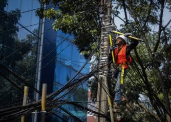 Penataan kabel udara.(Foto: Humas Pemkot Bandung)