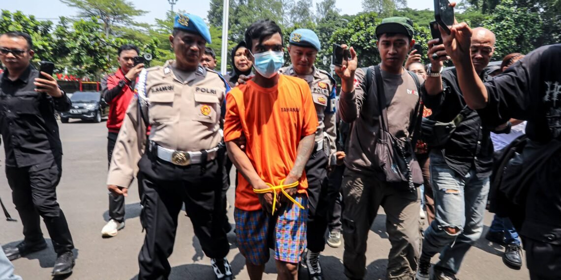 Petugas mengawal terduga pelaku pencurian kabel traffic light di Kota Bandung yang ditangkap saat tengah beraksi memotong kabel traffic light di kawasan Simpang Dago, Kota Bandung.(Foto: Humas Pemkot Bandung)