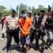 Petugas mengawal terduga pelaku pencurian kabel traffic light di Kota Bandung yang ditangkap saat tengah beraksi memotong kabel traffic light di kawasan Simpang Dago, Kota Bandung.(Foto: Humas Pemkot Bandung)
