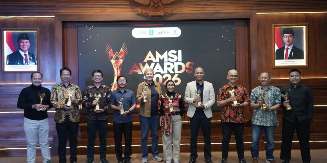Para pemenang di malam penghargaan AMSI Awards 2026 berpose bersama setelah acara, di Gedung Negara Grahadi, Surabaya, Jawa Timur, Kamis (29/10/2026) malam WIB.