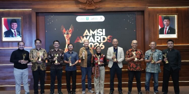 Para pemenang di malam penghargaan AMSI Awards 2026 berpose bersama setelah acara, di Gedung Negara Grahadi, Surabaya, Jawa Timur, Kamis (29/10/2026) malam WIB.