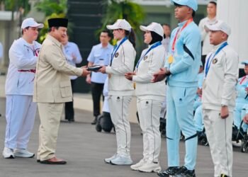 Menpora RI Erick Thohir mendampingi Presiden Prabowo Subianto menyerahkan bonus peraih medali Asian Games dan Asian Para Games 2026 Aichi-Nagoya di Istana Negara, Jakarta, Kamis (29/10). (foto: dok/BPMI)