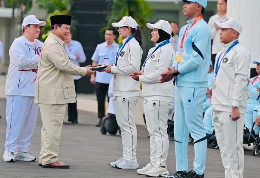 Menpora RI Erick Thohir mendampingi Presiden Prabowo Subianto menyerahkan bonus peraih medali Asian Games dan Asian Para Games 2026 Aichi-Nagoya di Istana Negara, Jakarta, Kamis (29/10). (foto: dok/BPMI)