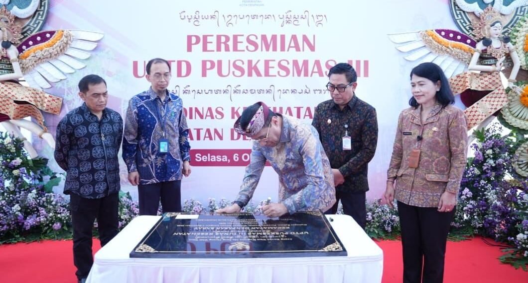 Wakil Menteri Kesehatan RI, Benyamin Paulus Octavianus, meresmikan UPTD Puskesmas III Denpasar Barat, Bali, Selasa (6/10).(Foto: Humas Kemenkes)