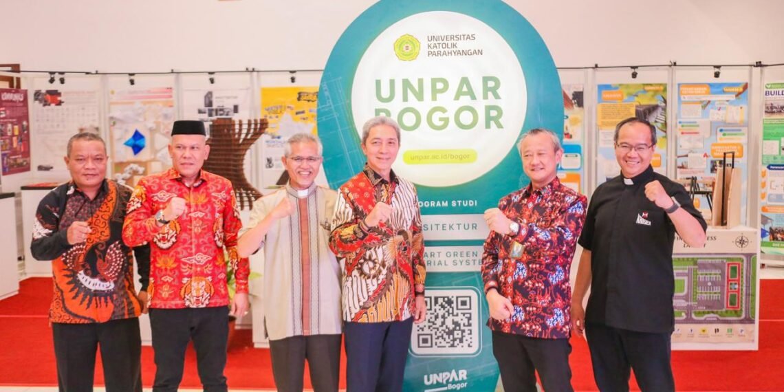 Wali Kota Bogor, Dedie A. Rachim, bersama Ketua Pengurus Yayasan UNPAR, Basilius Hendra Kimawan, dan Rektor UNPAR, Tri Basuki Joewono, meresmikan Universitas Katolik Parahyangan (UNPAR) Bogor di kampus yang berlokasi di Jalan Kapten Muslihat Nomor 22, Kecamatan Bogor Tengah, Kota Bogor, Sabtu (10/10/2026).(Foto: Diskominfo Kota Bogor)