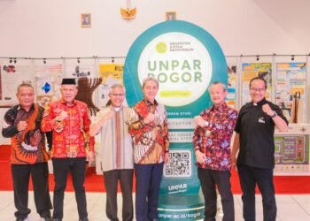 Wali Kota Bogor, Dedie A. Rachim, bersama Ketua Pengurus Yayasan UNPAR, Basilius Hendra Kimawan, dan Rektor UNPAR, Tri Basuki Joewono, meresmikan Universitas Katolik Parahyangan (UNPAR) Bogor di kampus yang berlokasi di Jalan Kapten Muslihat Nomor 22, Kecamatan Bogor Tengah, Kota Bogor, Sabtu (10/10/2026).(Foto: Diskominfo Kota Bogor)