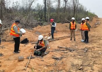 Petugas memeriksa TKP karhutla.(Foto: Humas Kemenhut)