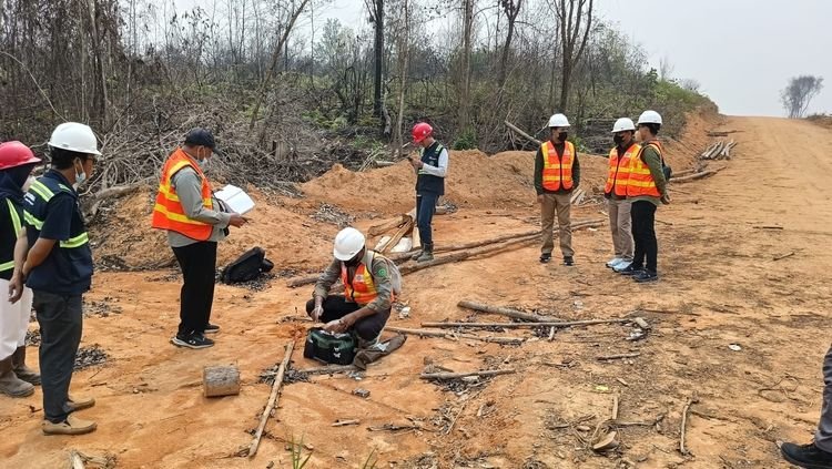 Petugas memeriksa TKP karhutla.(Foto: Humas Kemenhut)