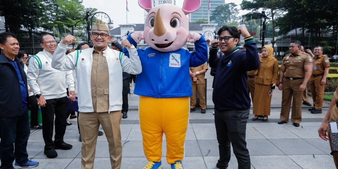 Wali Kota Bandung, Muhammad Farhan, melepas kontingen Kota Bandung yang akan berlaga pada Pekan Olahraga Provinsi (Porprov) Jawa Barat 2026.(Foto: Humas Pemkot Bandung)