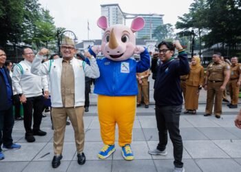 Wali Kota Bandung, Muhammad Farhan, melepas kontingen Kota Bandung yang akan berlaga pada Pekan Olahraga Provinsi (Porprov) Jawa Barat 2026.(Foto: Humas Pemkot Bandung)
