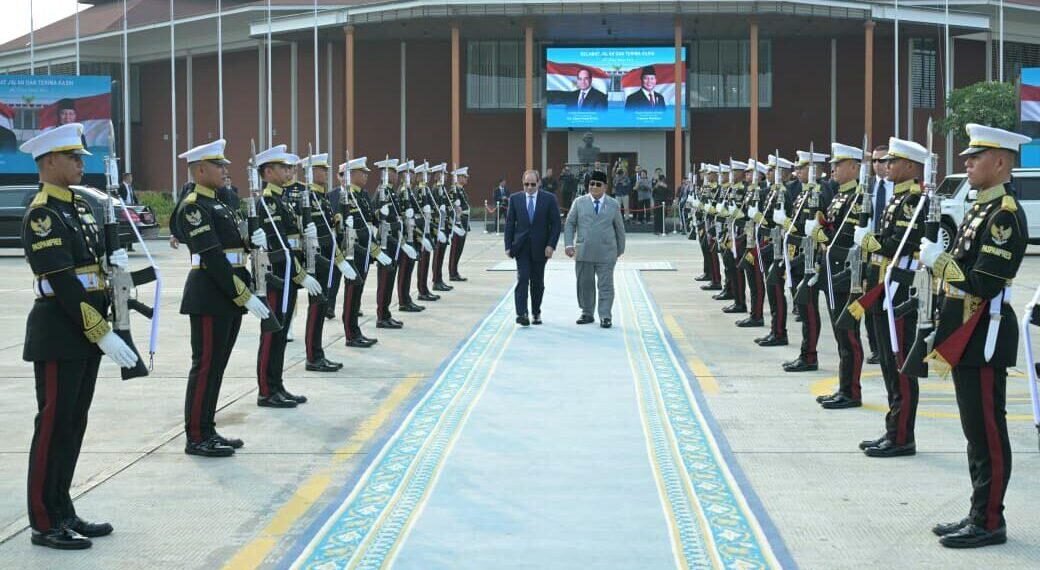 Presiden Republik Indonesia, Prabowo Subianto mengantar langsung kepulangan Presiden Republik Arab Mesir, Abdel Fattah El-Sisi, usai melaksanakan rangkaian kunjungan kenegaraan di Indonesia, pada Minggu (11/10/2026).(Foto: BPMI Setpres)