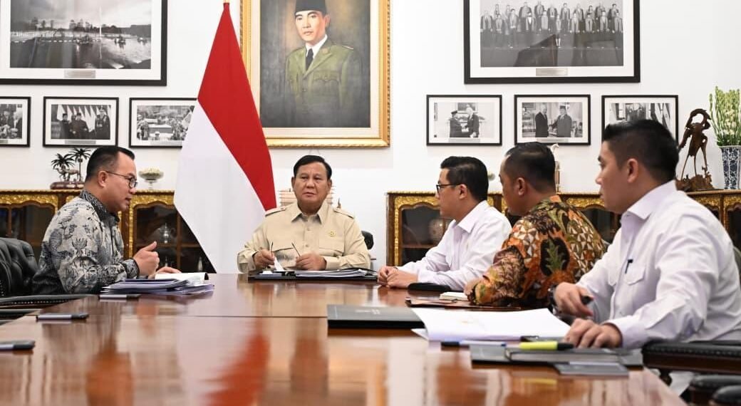 Presiden Prabowo Subianto menerima Kepala Badan Riset dan Inovasi Nasional (BRIN) Arif Satria di Istana Merdeka, Jakarta, pada Selasa (27/10/2026).(Foto: BPMI Setpres)