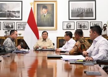 Presiden Prabowo Subianto menerima Kepala Badan Riset dan Inovasi Nasional (BRIN) Arif Satria di Istana Merdeka, Jakarta, pada Selasa (27/10/2026).(Foto: BPMI Setpres)