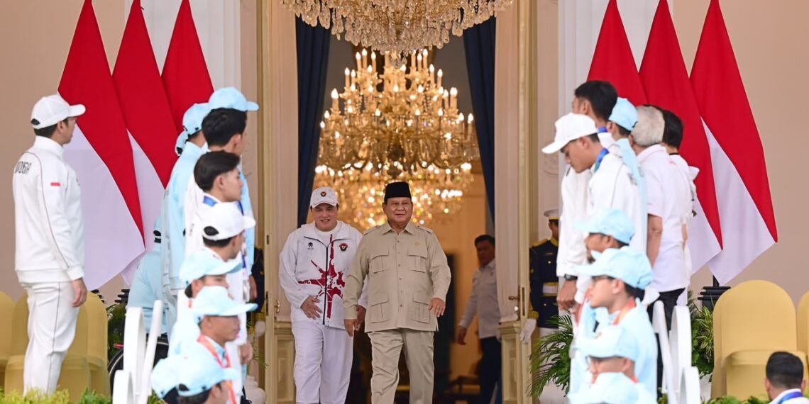 Presiden Prabowo Subianto memberikan bonus dan apresiasi kepada para atlet peraih medali pada Asian Games ke-20 dan Asian Para Games ke-5 Aichi-Nagoya 2026, di halaman Istana Merdeka, Jakarta, Kamis, 29 Oktober 2026. (Foto: BPMI Setpres)