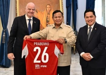 Ketum PSSI Erick Thohir mendampingi Presiden FIFA Gianni Infantino bertemu Presiden RI Prabowo Subianto di Istana Negara, Jalan Veteran, Jakarta Pusat, Senin (5/10) siang. (Foto: IG/erickthohir)