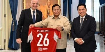 Ketum PSSI Erick Thohir mendampingi Presiden FIFA Gianni Infantino bertemu Presiden RI Prabowo Subianto di Istana Negara, Jalan Veteran, Jakarta Pusat, Senin (5/10) siang. (Foto: IG/erickthohir)