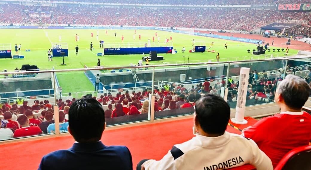Presiden Prabowo Subianto (tengah) di Stadion Utama Gelora Bung Karno (SUGBK), Jakarta, pada Senin (05/10/2026) malam.(Foto: BPMI Setpres)