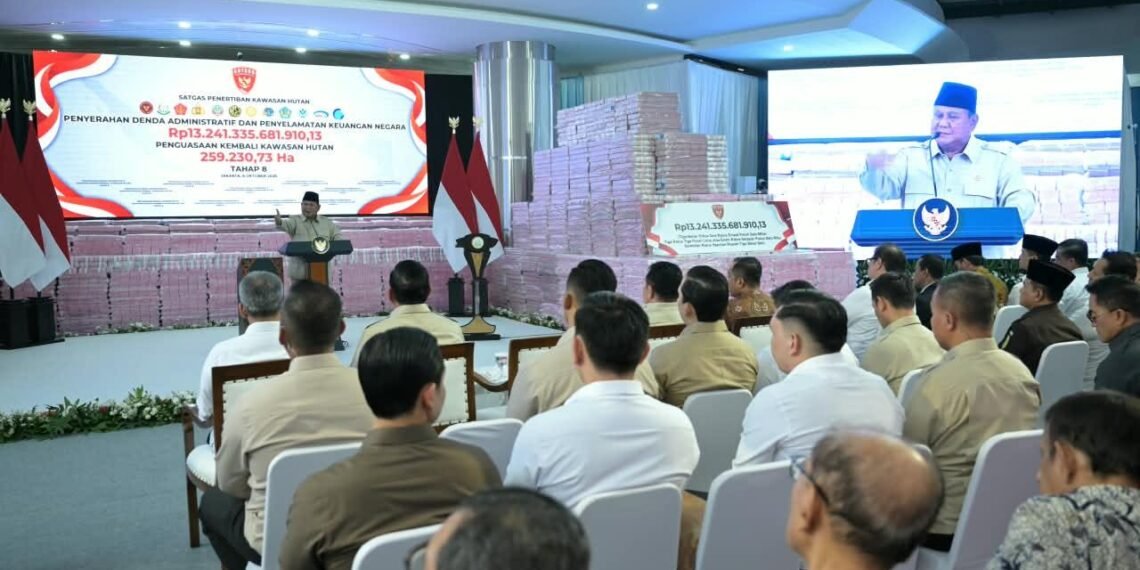 Presiden Prabowo Subianto menyaksikan penyerahan denda administratif dan penyelamatan keuangan negara Rp13,2 Triliun.(Foto: BPMI Setpres)